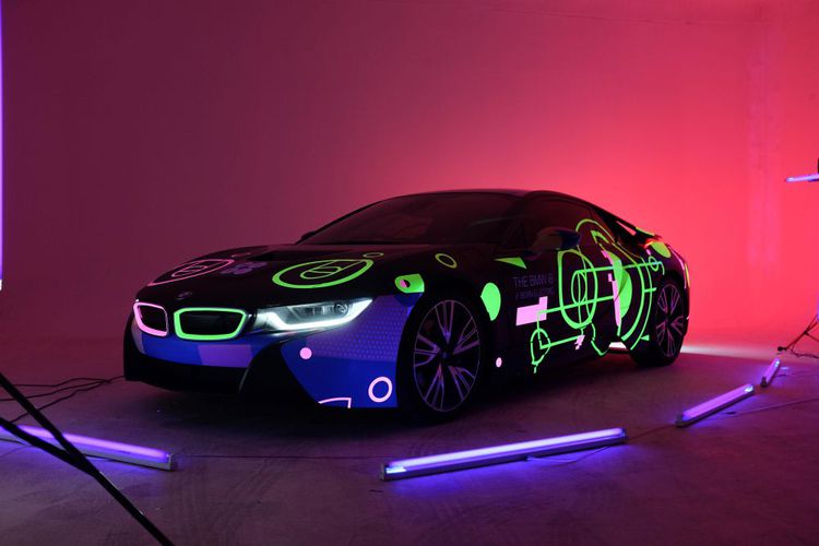 BMW Pamerkan Mobil Terbarunya BMW i8 Di Festival Musik Dan Seni